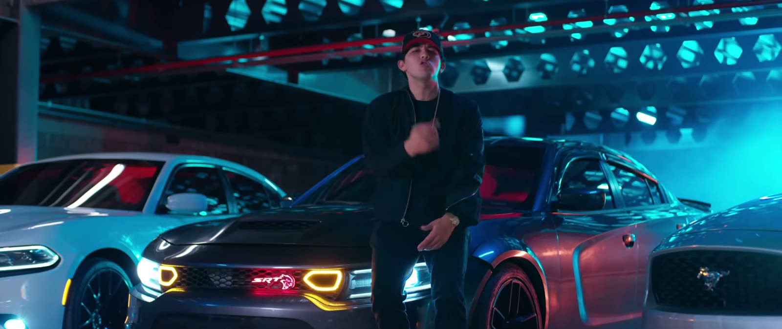 Alonso Ortiz frente a autos en un estacionamiento