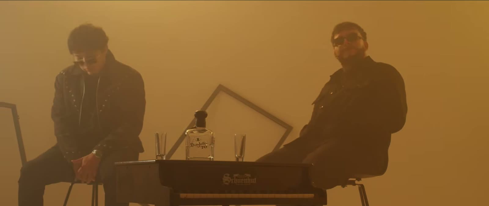 Alonso Ortiz y Gabriel Ssoe en un set iluminado en ámbar