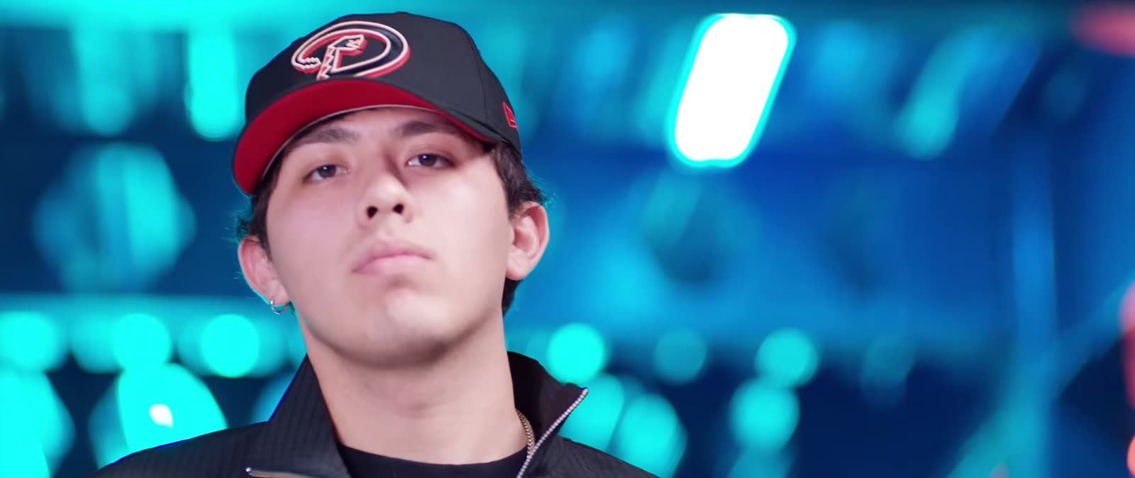 Alonso Ortiz en el video de Alter Ego
